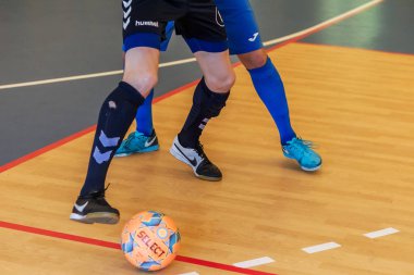 Odessa, Ukrayna - 28 Temmuz 2018: Parke zemin üzerinde bir futsal futsal turnuvasında oynayan yerel takım kimliği belirsiz oyuncular. doğru anı kapalı odada, futsal futbolun bir spor oyunu
