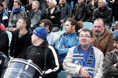 Odessa, Ukrayna - 14 Kasım 2010: Polis, kırık Kürsüsü, kavgalar, oyun alanı üzerinde havai fişek ile oyun sırasında Ultras duygusal futbol hayranları onun takımlarından Chernomorets ayaklandı