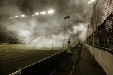 Odessa, Ukrayna-July2, 2018: fanatik hayranları standları ebedi rakip oyun sırasında. Raflar taraftarlara mutlu, yangın ve dalgalanan bayrak ile kızdırma. Ateşli gösteri Stadyumu'nda. Holigan hafif ateşli flashe hayranları