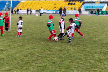 Odessa, Ukrayna 0 1 Nisan 2018: genç çocuklar için oyun spor eğitimi. Futbol futbol çocuklar için oyun. Üniformalı çalıştıran ve futbol oynarken spor kulübü, futbol oyuncuları genç oyuncular
