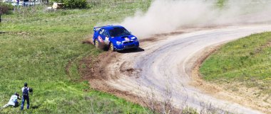 Odessa, Ukrayna - 17 Nisan 2016: Üzerinde bir mini ralli Kupası Limanov Severin güneşli bir gün pitoresk bozkır alanı'nda Ukrayna Şampiyonası