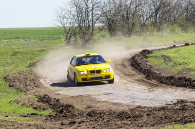 Odessa, Ukrayna - 17 Nisan 2016: Üzerinde bir mini ralli Kupası Limanov Severin güneşli bir gün pitoresk bozkır alanı'nda Ukrayna Şampiyonası