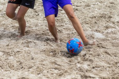 Odessa, Ukrayna-Temmuz 22, 2018: Beach Futbol Şampiyonası sahilde amatör kadınlar arasında. Kum plaj futbolu. Bir şehir plaj kum üzerinde plaj futbolu oynayan genç güzel kız