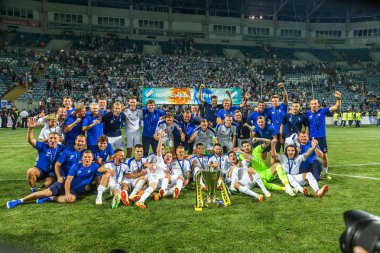 Odessa, Ukrayna - 21 Temmuz 2018: Dinamo oyuncular için Ukrayna Super Kupası maçında zafer kutlamak. Futbolcular zafer ve ödüllendirici kupa kutlama.