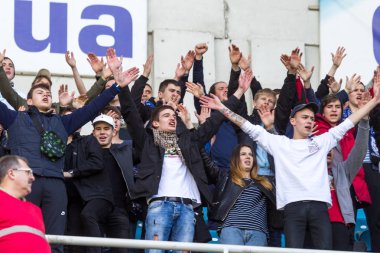Odessa, Ukrayna 03/17/2018: stadyum tribünlerde seyirci. Stadyumda futbol taraftarları. Mutlu ve sallayarak flamalar Fc Chernomorets rafları fanlar bulunmaktadır
