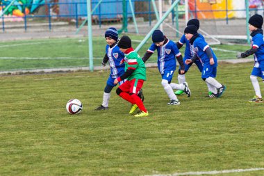 Odessa, Ukrayna 0 1 Nisan 2018: genç çocuklar için oyun spor eğitimi. Futbol futbol çocuklar için oyun. Üniformalı çalıştıran ve futbol oynarken spor kulübü, futbol oyuncuları genç oyuncular