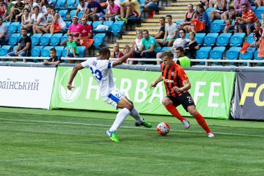 Odessa, Ukrayna - 14 Ağustos 2015: Fc Shakhtar Donetsk ve Fc Dnipro Dnipropetrovsk Ukrayna Kupası maçında top için kavga ediyorlar. Ayrıntı oyunun.