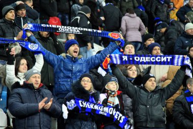 Odessa, Ukrayna - 10 Temmuz 2013: duygusal futbol taraftarları Stadı nda futbol kulübü Chernomorets, 10 Temmuz 2013, Odessa, Ukrayna bir oyun sırasında destek