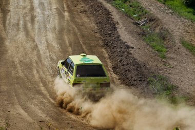 Odessa, Ukrayna - 17 Nisan 2016: Üzerinde bir mini ralli Kupası Limanov Severin güneşli bir gün pitoresk bozkır alanı'nda Ukrayna Şampiyonası