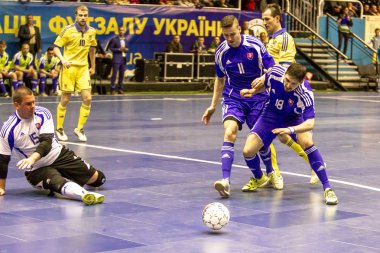 Odessa, Ukrayna - 12 Nisan 2016: Dünya Kupası play-off maçı Ukrayna - Slovakiya. Futsal oynuyor. Modern Bahçesi kapsayan spor salonu büyük sahnede mini futbol