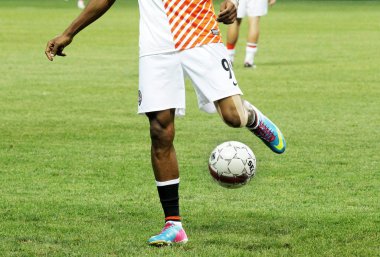 Odessa, Ukrayna - 10 Temmuz 2013: futbol topu oyun Shakhtar Donetsk ve Chernomorets Odessa, 10 Temmuz 2013, Odessa, Ukrayna futbol sırasında isabet