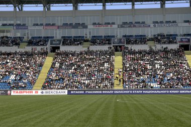 Odessa, Ukrayna - 10 Temmuz 2013: duygusal futbol taraftarları Stadı nda futbol kulübü Chernomorets, 10 Temmuz 2013, Odessa, Ukrayna bir oyun sırasında destek