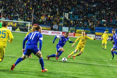 Odessa, Ukrayna -24 Mart 2016: Dostluk maçı (sarı) Ukrayna Millî Futbol takımı ve Kıbrıs (mavi) Milli takımı arasında. Yoğun maç oyun an.