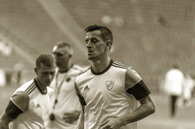 Odessa, Ukrayna - 3 Ağustos 2018: Futbolcular, Fc Djurgardens Eğer İsveç Melkemichel özcan sırasında oyun Uefa Avrupa Ligi 2018 Fc Mariupol (Ukrayna) ile futbol sahada. Futbol oyuncular Tren