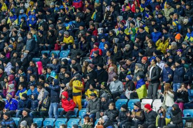 Odessa, Ukrayna - 24 Mart 2016: Futbol taraftarları ve seyirci stadyum standları duygusal onların Ukrayna ve Kıbrıs Milli takım maç sırasında destek ekibi. Duygular, el fenerleri, duman, çığlıkları