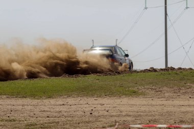 Odessa, Ukrayna - 17 Nisan 2016: Üzerinde bir mini ralli Kupası Limanov Severin güneşli bir gün pitoresk bozkır alanı'nda Ukrayna Şampiyonası