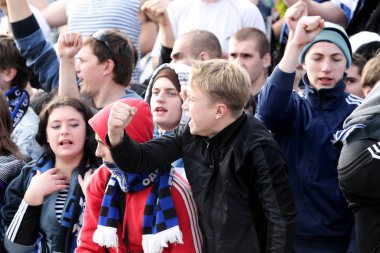 Odessa, Ukrayna - 14 Kasım 2010: Polis, kırık Kürsüsü, kavgalar, oyun alanı üzerinde havai fişek ile oyun sırasında Ultras duygusal futbol hayranları onun takımlarından Chernomorets ayaklandı