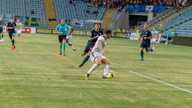 Odessa, Ukrayna - 3 Ağustos 2018: duygusal futbol taraftarları destek ekibi stadyumunda futbol kulübü Djurgardens Eğer İsveç oyun Uefa Avrupa Ligi oyun sırasında. Kalabalık futbol taraftarları Stadyumu futbol