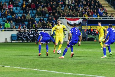 Odessa, Ukrayna -24 Mart 2016: Dostluk maçı (sarı) Ukrayna Millî Futbol takımı ve Kıbrıs (mavi) Milli takımı arasında. Yoğun maç oyun an.