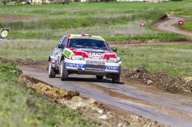 Odessa, Ukrayna - 17 Nisan 2016: Üzerinde bir mini ralli Kupası Limanov Severin güneşli bir gün pitoresk bozkır alanı'nda Ukrayna Şampiyonası