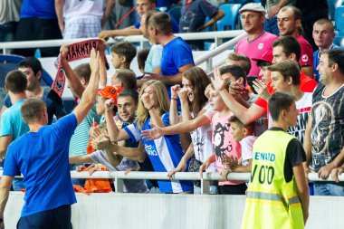 Odessa, Ukrayna - 14 Ağustos, 2015: futbol taraftarları ve seyirci stadyum standları duygusal Fc Shakhtar (Donetsk) - Dnipro (Dnipropetrovsk) oyun sırasında onların takım destekler. Major League. Ukrayna Kupası