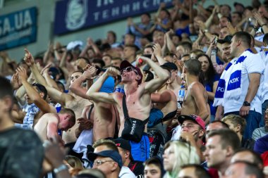 Odessa, Ukrayna - 15 Haziran 2017: Foxtrot süper kupa. Shakhtar - Dinamo (Kiev). Fanatik hayranları standları ebedi rakip oyun sırasında. Standları hayranları sevinirler, Not ve çırpınan bayrak. İnsanlar Stadı'nda arıyoruz