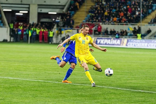 Odessa, Ukrayna -24 Mart 2016: Dostluk maçı (sarı) Ukrayna Millî Futbol takımı ve Kıbrıs (mavi) Milli takımı arasında. Yoğun maç oyun an.