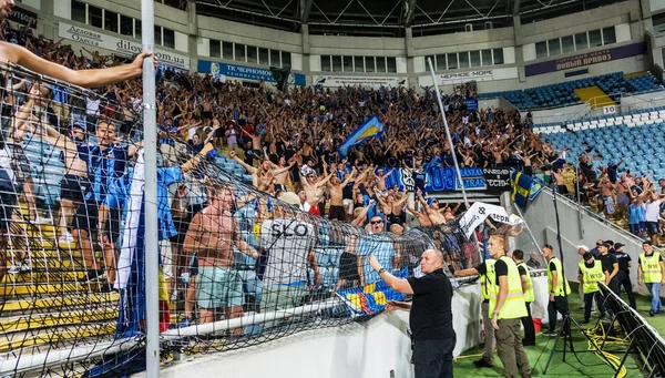 Odessa, Ukrayna - 3 Ağustos 2018: duygusal futbol taraftarları destek ekibi stadyumunda futbol kulübü Djurgardens Eğer İsveç oyun Uefa Avrupa Ligi oyun sırasında. Kalabalık futbol taraftarları Stadyumu futbol