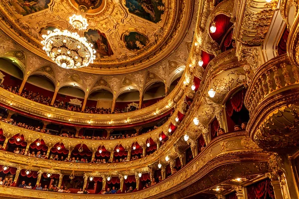 オデッサ ウクライナ 2016 ウクライナ歌手 Jamala オペラ ハウスでソロ コンサート ホールのファンも満足 創造的な光と音楽の中にコンサートでの観客ファッショナブルなジャズ — ストック写真