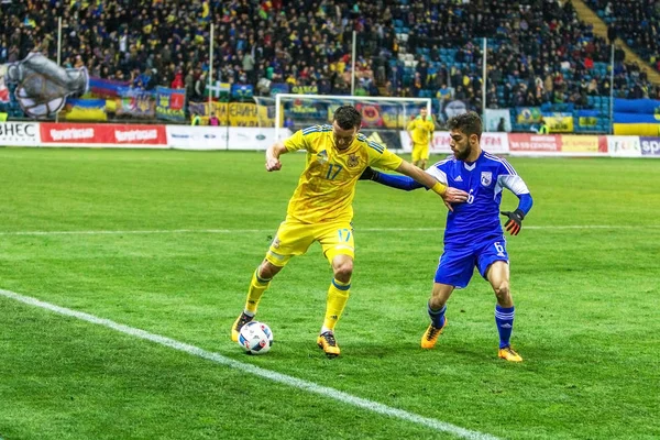 Odessa, Ukrayna -24 Mart 2016: Dostluk maçı (sarı) Ukrayna Millî Futbol takımı ve Kıbrıs (mavi) Milli takımı arasında. Yoğun maç oyun an.