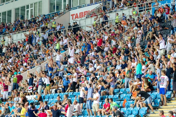 Odessa Ukraine Agosto 2015 Fãs Futebol Espectadores Nas Arquibancadas Estádio — Fotografia de Stock