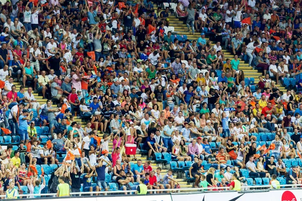 オデッサ ウクライナ 2015 フットボールのファンとスタジアムのスタンドの観客 シャフタール ドネツク ドニエプル ドニプロペトロウシク のゲーム中に感情的に彼らのチームをサポートします メジャー — ストック写真