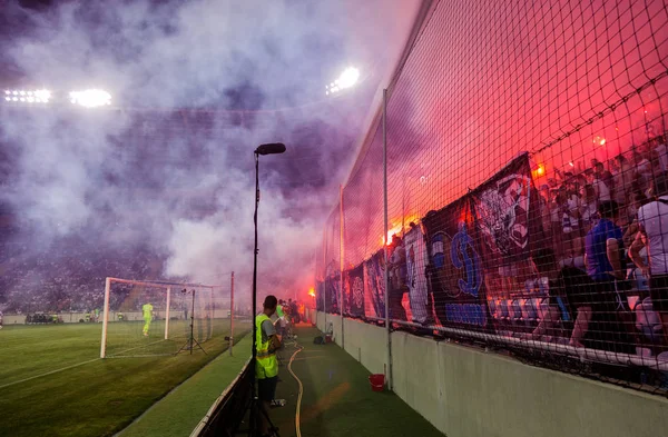 Odessa, Ukrayna-July2, 2018: fanatik hayranları standları ebedi rakip oyun sırasında. Raflar taraftarlara mutlu, yangın ve dalgalanan bayrak ile kızdırma. Ateşli gösteri Stadyumu'nda. Holigan hafif ateşli flashe hayranları