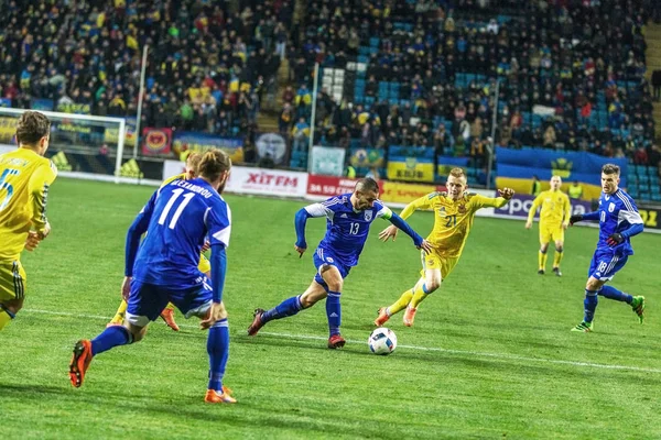 Odessa, Ukrayna -24 Mart 2016: Dostluk maçı (sarı) Ukrayna Millî Futbol takımı ve Kıbrıs (mavi) Milli takımı arasında. Yoğun maç oyun an.