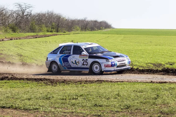 Odessa, Ukrayna - 17 Nisan 2016: Üzerinde bir mini ralli Kupası Limanov Severin güneşli bir gün pitoresk bozkır alanı'nda Ukrayna Şampiyonası