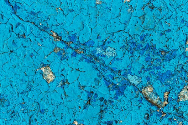 Eski boyalı mavi soyulmuş iç duvar arka plan yıpranmış. Kuşbaşı eski püskü duvarı yıkık sıva katmanı doku ile kırık. Soyut Mavi beyaz yatay boş duvar kağıdı. Soyut Web Banner