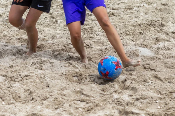 オデッサ ウクライナ 2018 ビーチ サッカー選手権ビーチで素人女性の間で 砂のビーチ サッカー シティー ビーチの砂の上ビーチ サッカーを遊ぶ美しい少女 — ストック写真