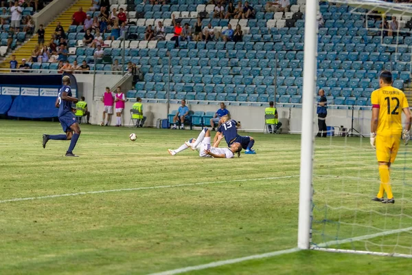 Odessa, Ukrayna - 3 Ağustos 2018: duygusal futbol taraftarları destek ekibi stadyumunda futbol kulübü Djurgardens Eğer İsveç oyun Uefa Avrupa Ligi oyun sırasında. Kalabalık futbol taraftarları Stadyumu futbol