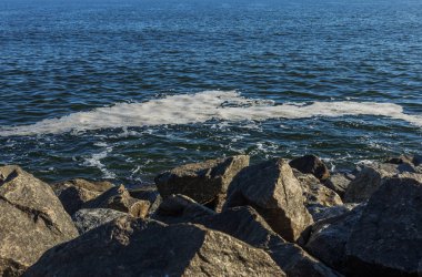 Deniz suyu kirli. Su üzerinde kir. Kirli yağ lekeleri yüzeyi deniz suyu kanalizasyon akış sonucu olarak kirlenmiş. çamur dalgalanmalar. Çöp. Ekolojik sorun. Banyo, kopyalanamaz, çoðaltýlamaz, taklit edilemez plaj kapalı