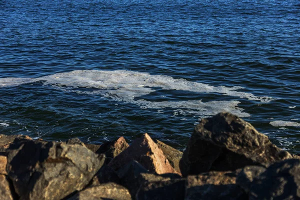 Smutsiga Havsvatten Smuts Vatten Smutsig Olja Fläckar Ytan Havet Bevattnar — Stockfoto