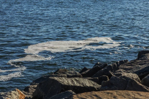 海の水は汚い 水の汚れ 海の水の表面に汚れたオイル スポットが下水の流出の結果として汚染されています 泥を波紋します 生態学的な問題があります 入浴が禁止されています ビーチの定休日は — ストック写真