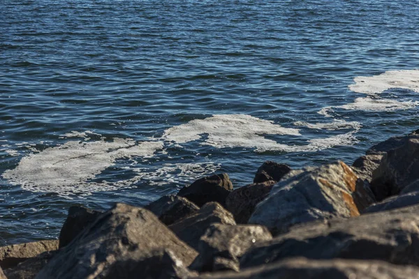 Smutsiga Havsvatten Smuts Vatten Smutsig Olja Fläckar Ytan Havet Bevattnar — Stockfoto