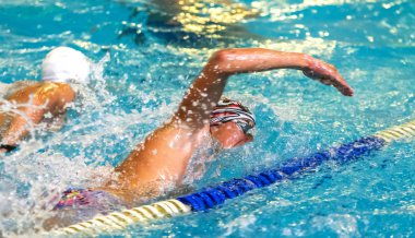 Odessa, Ukrayna - Cirka 2016: Çocuk, sporcular, yüzücüler yüzmek spor havuzu yüzme için parça boyunca. Spor yüzme havuzunda. Yaz Olimpiyat spor, sağlıklı yaşam, Çocuk spor