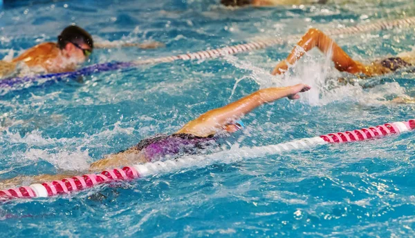Οδησσός Ουκρανία Cirka 2016 Παιδιά Αθλητές Κολυμβητές Κολυμπούν Κατά Μήκος — Φωτογραφία Αρχείου