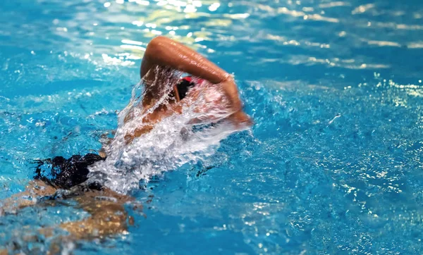 スプラッシュ トピックス スポーツ背景スポーツ プールで水泳します 健康的なライフ スタイル プールで水泳のスポーツをテーマにアンシャープ背景 — ストック写真