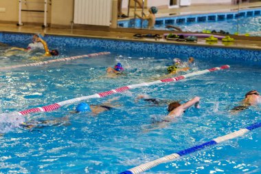Odessa, Ukrayna - Cirka 2016: Çocuk, sporcular, yüzücüler yüzmek spor havuzu yüzme için parça boyunca. Spor yüzme havuzunda. Yaz Olimpiyat spor, sağlıklı yaşam, Çocuk spor