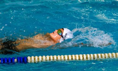 Odessa, Ukrayna - Cirka 2016: Çocuk, sporcular, yüzücüler yüzmek spor havuzu yüzme için parça boyunca. Spor yüzme havuzunda. Yaz Olimpiyat spor, sağlıklı yaşam, Çocuk spor