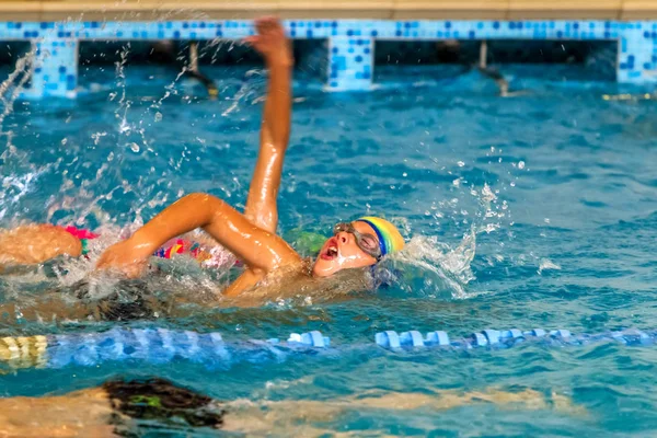 Odessa Ukraine Cirka 2016 Kinder Athleten Schwimmer Schwimmen Entlang Der — Stockfoto