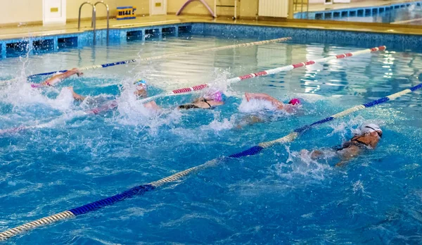 敖德萨 乌克兰 Cirka 2016 运动员 游泳者在运动泳池的轨道上游泳 运动游泳在游泳池 夏季奥林匹克运动 健康生活方式 儿童运动 — 图库照片