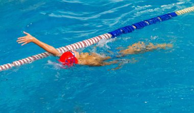 Odessa, Ukrayna - Cirka 2016: Çocuk, sporcular, yüzücüler yüzmek spor havuzu yüzme için parça boyunca. Spor yüzme havuzunda. Yaz Olimpiyat spor, sağlıklı yaşam, Çocuk spor